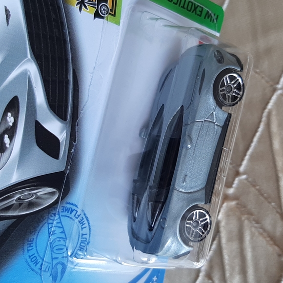 Hot Wheels Aston Martin V12 Speedster 2021 HW Exotics Collection - Picture 2 of 9